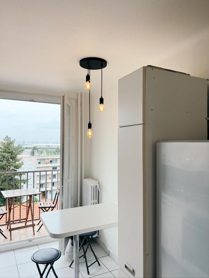 Appartement Spacieux Avec Balcon Saint-Fons Exterior foto